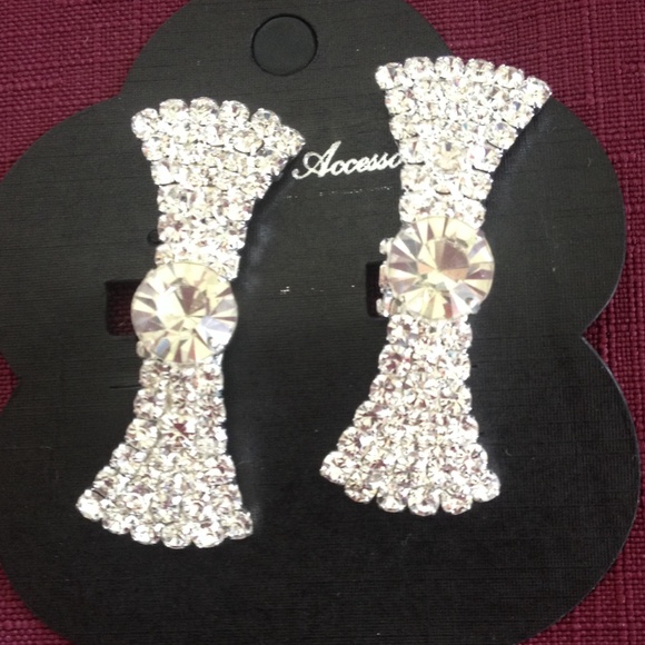Adorable Rhinestone Bow Shoe Clips - Picture 3 of 3