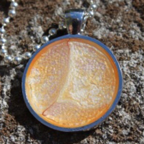 Gorgeous pendant necklace