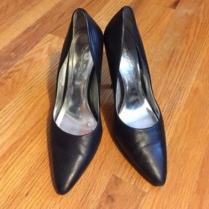 Jessica Simpson pumps. Color black size 9