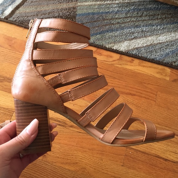 Tan small heeled sandal