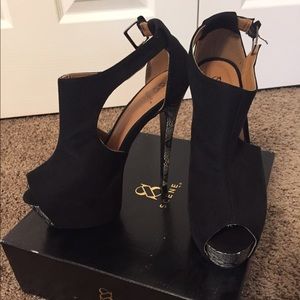 Like New Peep Toe Heels