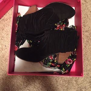Betsey Johnson yola suede booties size 7