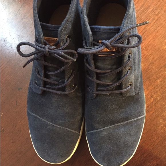 Blue suede Toms sneakers