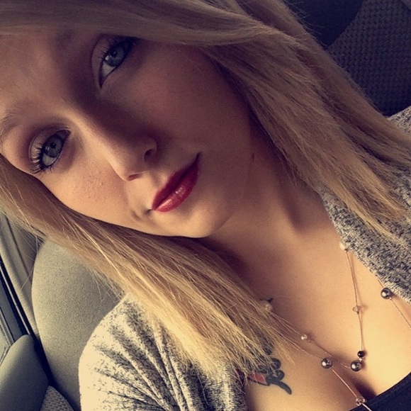 Meet your Posher, Kara💕 - Picture 2 of 3