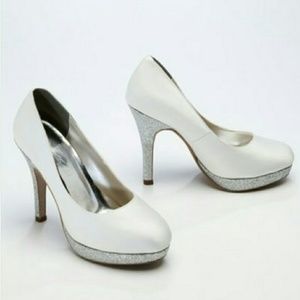 *SOLD* Michelangelo Gracie Ivory Pumps!