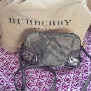 Authentic & like new !!