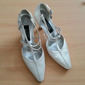 Last call 🚩STUART WEITZMAN satin white shoes 7.5