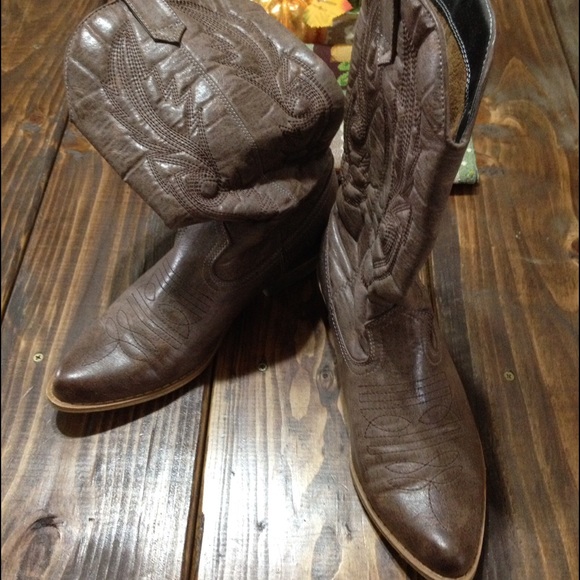 American Eagle Cowgirl boots size 9.