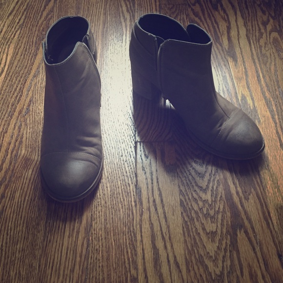 Restricted brown/gray Booties