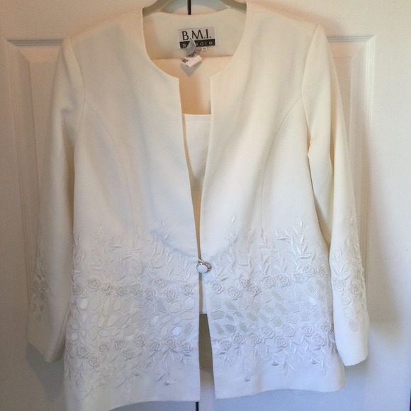 BEAUTIFUL IVORY 2 PIECE SUIT MATCHING SKIRT.