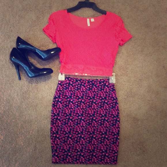 SOLD*****~~~Lily White Body Con Floral Skirt - Picture 1 of 1