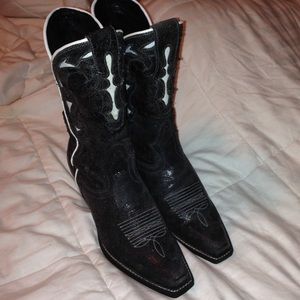 SOLD Ariat cowboy Boots 8B like new