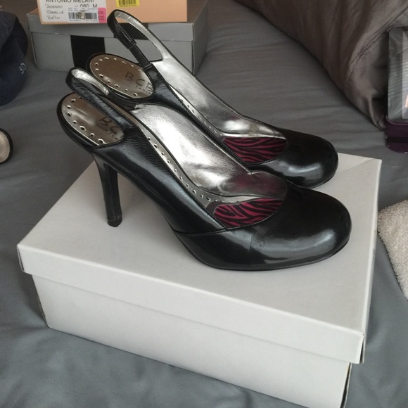 BCBG rounded toe, sling back heels - Picture 3 of 3