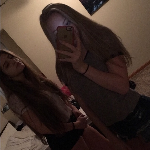 Meet your Poshers, Jessica & Paige