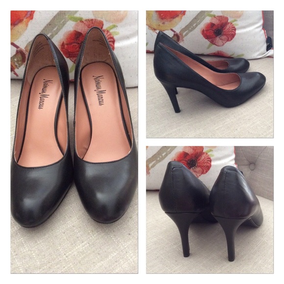 #016 Neiman Marcus Black pumps