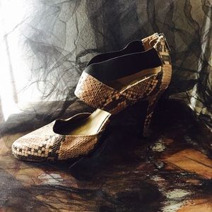 Nine West size9 snakeskin print heels