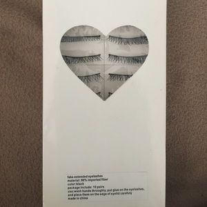 9 pairs of false eyelashes whispies color black