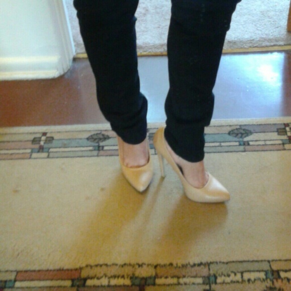 Nude Pumps
