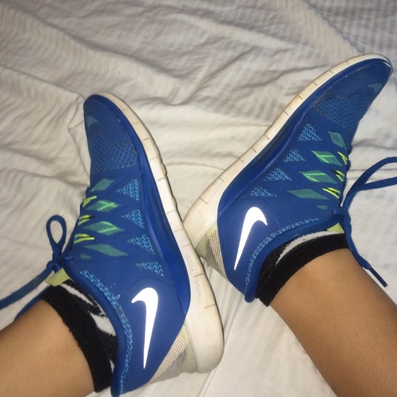 Nike Shoes - NIKE FREE RUNS 5.0