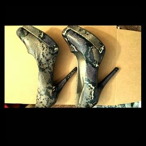 Snake skin print pumps