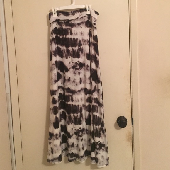 SOLD 🌟🌟🌟🌟Black and White Fold-Over Maxi Skirt
