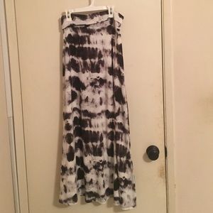 SOLD 🌟🌟🌟🌟Black and White Fold-Over Maxi Skirt