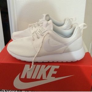 BRAND NEW all white nike roshe runs
