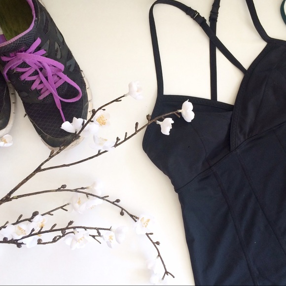 Black Lululemon sports bra top w/adjustable straps