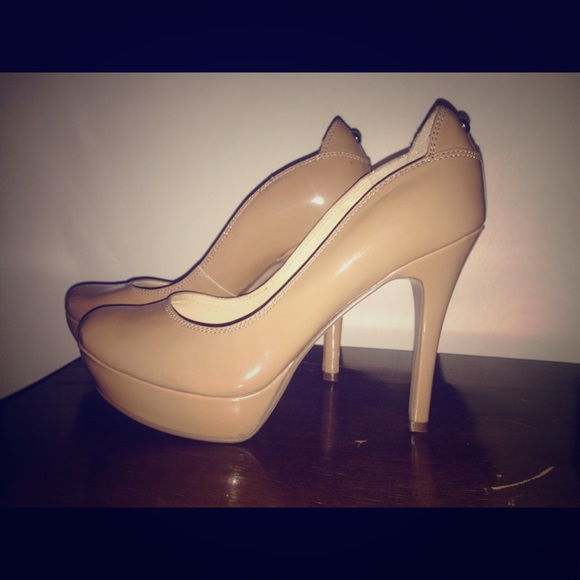 Guess Pumps