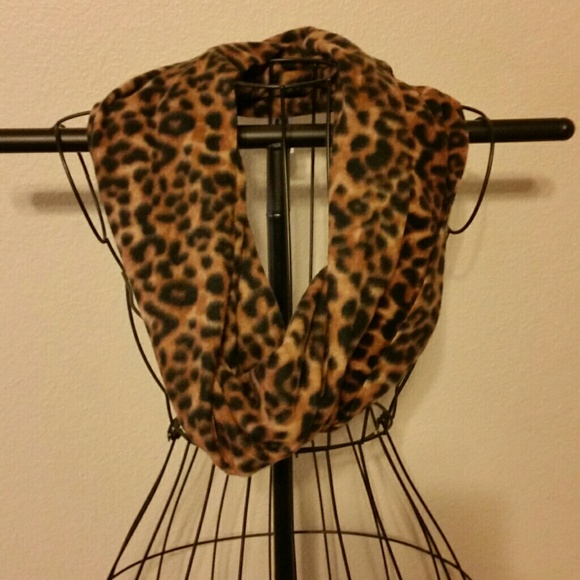 NWT Old Navy Leopard Print Infinity Fleece Scarf