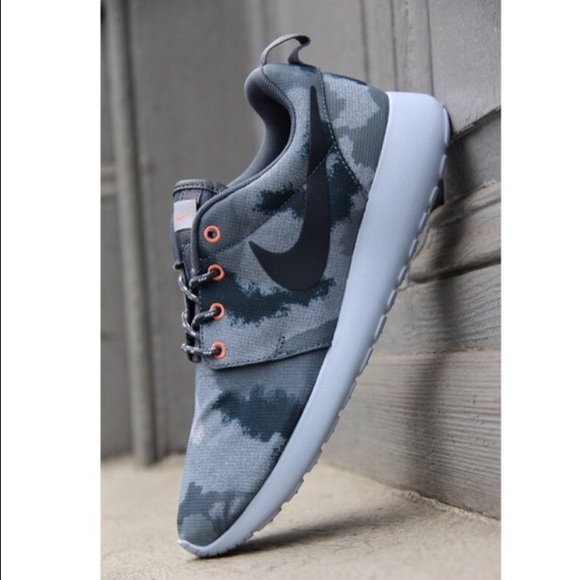 REPOST: Nike WMNS ROSHE RUN "ARMORY"