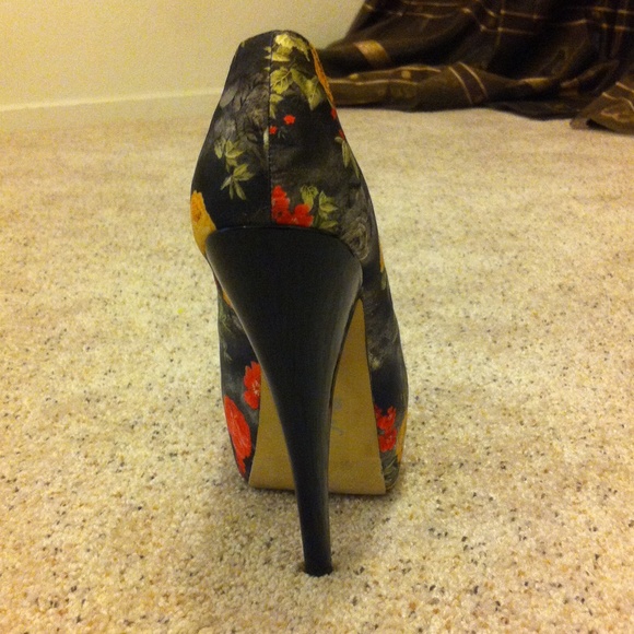 Heels - Picture 2 of 3