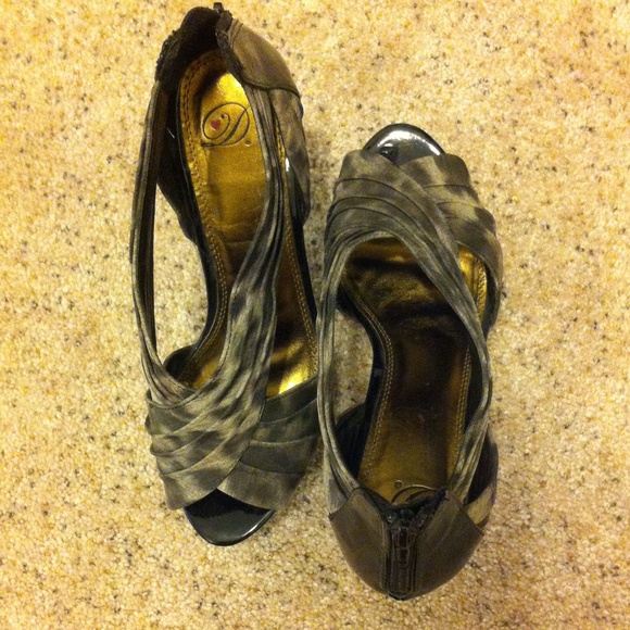 Heels - Picture 3 of 3