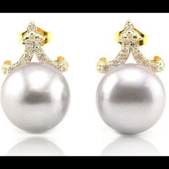 White Pearl and Diamond Earrings‼️SALE‼️