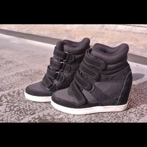 Aldo comfortable sneaker shoes