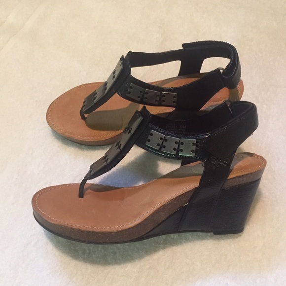 Black leather between the toes wedge heel