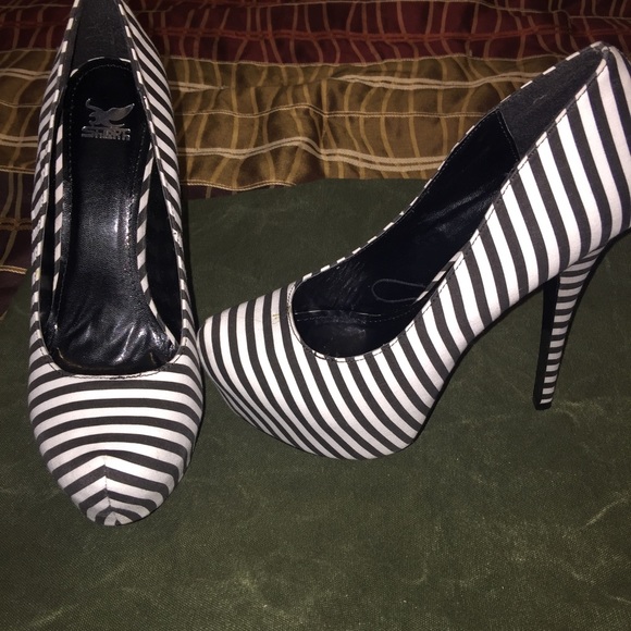 White and black stripe pump