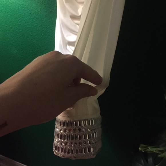 One sleeve (open) white dress (NEVERWORN) - Picture 2 of 4