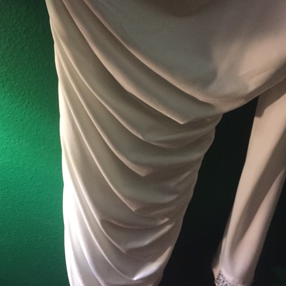 One sleeve (open) white dress (NEVERWORN) - Picture 3 of 4