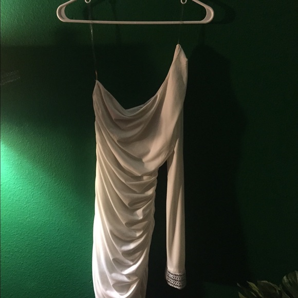 One sleeve (open) white dress (NEVERWORN) - Picture 4 of 4
