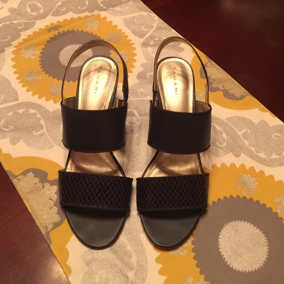 Beautiful Tahari blue sandal