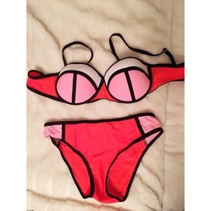 Trendy NEVER WORN neoprene-inspired bikini 👙👙👙