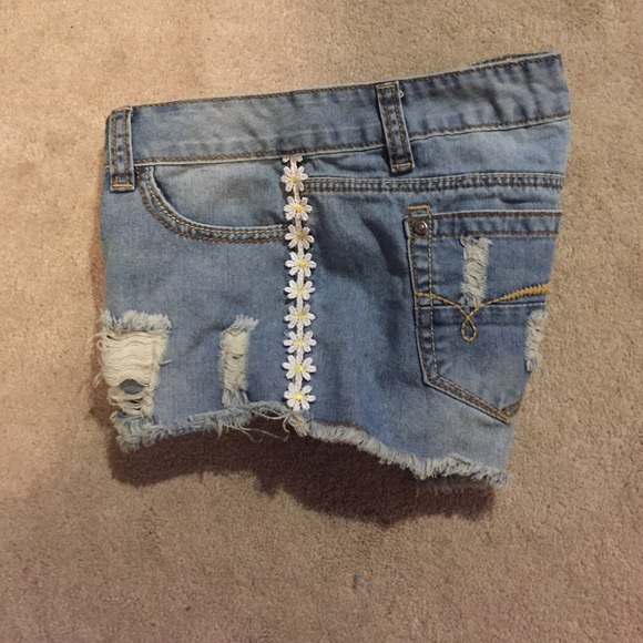 Daisy flower shorts🌻 - Picture 3 of 4