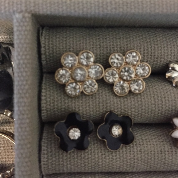 Earring Bundle Of 4 😱 - Picture 2 of 3