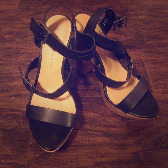 Black Strap Wooden Heel
