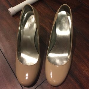 Patent leather nude pumps