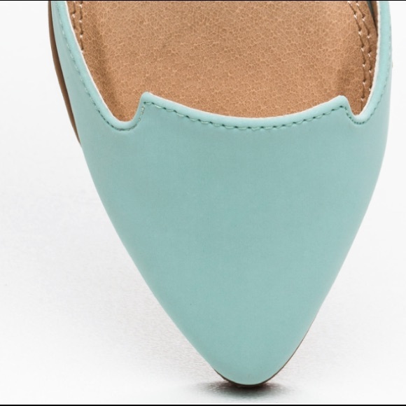Mint green pointed toe flats. NEW IN BOX - Picture 4 of 4