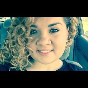 Meet your Posher, Lora