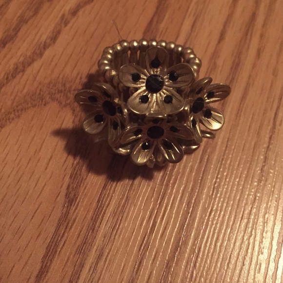 Adjustable flower ring