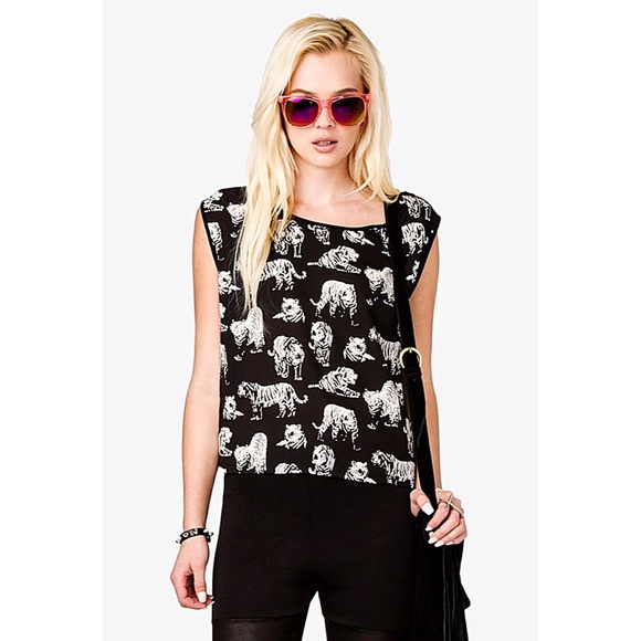 NWOT! Black & White Tiger Graphic Shirt